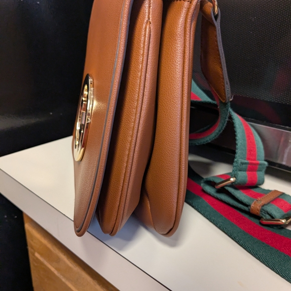 Gucci Brown Leather Shoulder Bag with Gold Accents - Picture 3 of 16